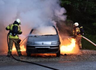 Συναγερμός έξω από τη Λάρισα: Φωτιά πήρε αμάξι στο Ομορφοχώρι