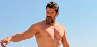 Ο Λαρισαίος Αλέξης Γεωργούλης φοράει μαγιό, παίζει με το νερό και ποζάρει στον φακό