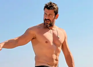 Ο Λαρισαίος Αλέξης Γεωργούλης φοράει μαγιό, παίζει με το νερό και ποζάρει στον φακό