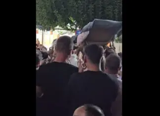 Μετέφεραν σε ξαπλώστρα κατάκοιτη ηλικιωμένη για να μη χάσει το γλέντι στο πανηγύρι