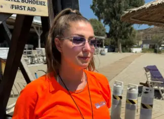 Ναυαγοσώστρια έσωσε 16χρονη που έπεσε από μώλο σε παραλία