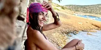 Μαρία Σολωμού: Οι βουτιές και οι πόζες της στην Αμοργό, δείτε εικόνες