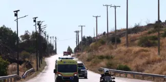 Αδελφός αντιδημάρχου παραβίασε φυλασσόμενο χώρο και προσέκρουσε με το αυτοκίνητό του στα συντρίμμια του ελικοπτέρου