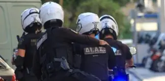 5χρονο παιδί περιπλανιόταν μόνο του στην πόλη – Συνελήφθη η μητέρα του