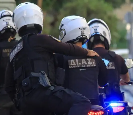 5χρονο παιδί περιπλανιόταν μόνο του στην πόλη – Συνελήφθη η μητέρα του