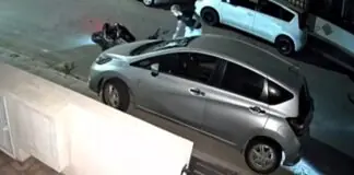 Λάρισα: Οδηγός μηχανής προσκρούει σε σταθμευμένο όχημα και εγκαταλείπει το σημείο – ΒΙΝΤΕΟ
