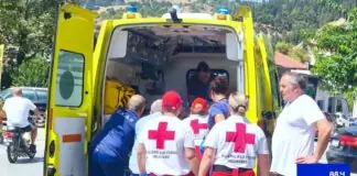 Άνδρας κατέρρευσε στην κεντρική πλατεία Ελασσόνας — Ακαριαία η κινητοποίηση εθελοντών του Ερυθρού Σταυρού και γιατρών του ΚΥ Ελασσόνας (φωτ.)