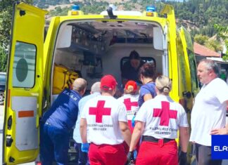 Άνδρας κατέρρευσε στην κεντρική πλατεία Ελασσόνας — Ακαριαία η κινητοποίηση εθελοντών του Ερυθρού Σταυρού και γιατρών του ΚΥ Ελασσόνας (φωτ.)