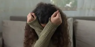 16χρονη κατηγορεί 15χρονο και έναν φίλο του ότι την βίασαν μέσα στο σπίτι της