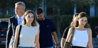 Δίκη για τα Τέμπη: «Μας φέρανε τον μπαμπά σε ένα κλειστό φέρετρο, δεν τον αποχαιρετήσαμε όπως έπρεπε»