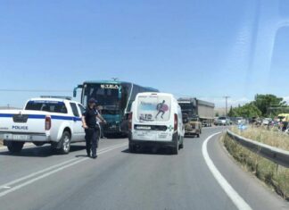 Λάρισα: Η… οικονομία στα διόδια γίνεται κίνδυνος για όλους με τις νταλίκες στους παραδρόμους