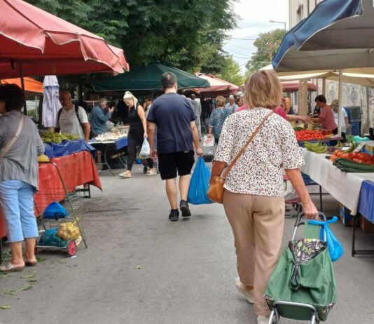 Λαϊκή αγορά στη Λάρισα: Φρέσκα προϊόντα και καλές τιμές, αλλά περιορισμένη κίνηση (φώτο)