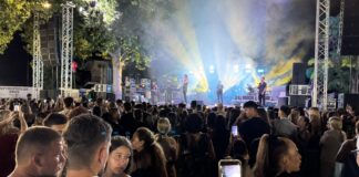 Πέντε χιλιάδες κόσμου πλημμύρισε την πρώτη μέρα της Γιορτής Κρασιού Αμπελώνα 2026 – Στη σκηνή ο Νίνο Ξυπολιτάς (φώτο)
