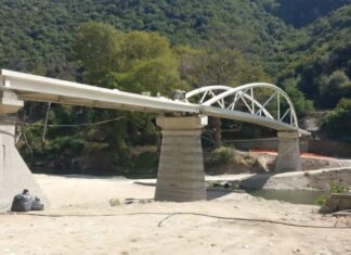 H γοητεία της παλιάς κρεμαστής πεζογέφυρας των Τεμπών χάθηκε για πάντα – Η καινούργια είναι μια συνηθισμένη γέφυρα