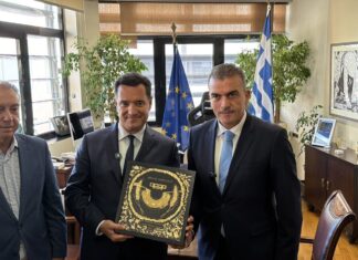 Λάρισα: Με τον Δήμαρχο Λαρισαίων, Θανάση Μαμάκο, ο Άδωνις Γεωργιάδης – Εθιμοτυπική επίσκεψη στο Δημαρχείο (φωτογραφίες)