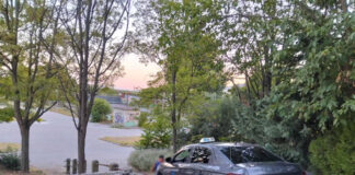 Απίστευτο ατύχημα στον Τύρναβο: Ταξί από τη Λάρισα «κόλλησε» στα σκαλοπάτια στην Τούμπα