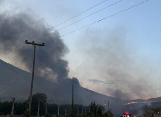 Αποπνικτική ατμόσφαιρα στον Τύρναβο λόγω φωτιάς σε σκουπιδότοπο