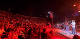 Λαοθάλασσα στη Λάρισα για τον Γιάννη Κότσιρα – Αρκετοί παρακολούθησαν τη συναυλία όρθιοι (φωτογραφίες)