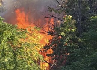 Καίγεται εγκαταλελειμμένο βαγόνι στη Λάρισα (φώτο)