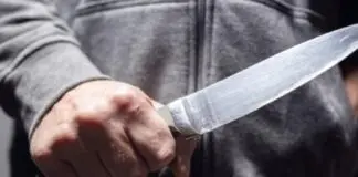 Χειροπέδες σε Λαρισαίο που κουβαλούσε τρία μαχαίρια!