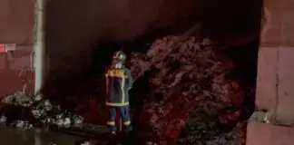 Στις φλόγες εκκκοκκιστήριο βάμβακος έξω από τα Τρίκαλα – Καίγονται έξι αποθήκες (ΦΩΤΟ)