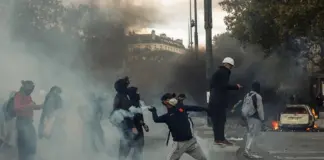 Λαρισαία που ζει στο Παρίσι μεταφέρει το μήνυμα της εξέγερσης των νέων: «Δεν θέλουμε να γίνουμε η γενιά ενός πολέμου» (video)