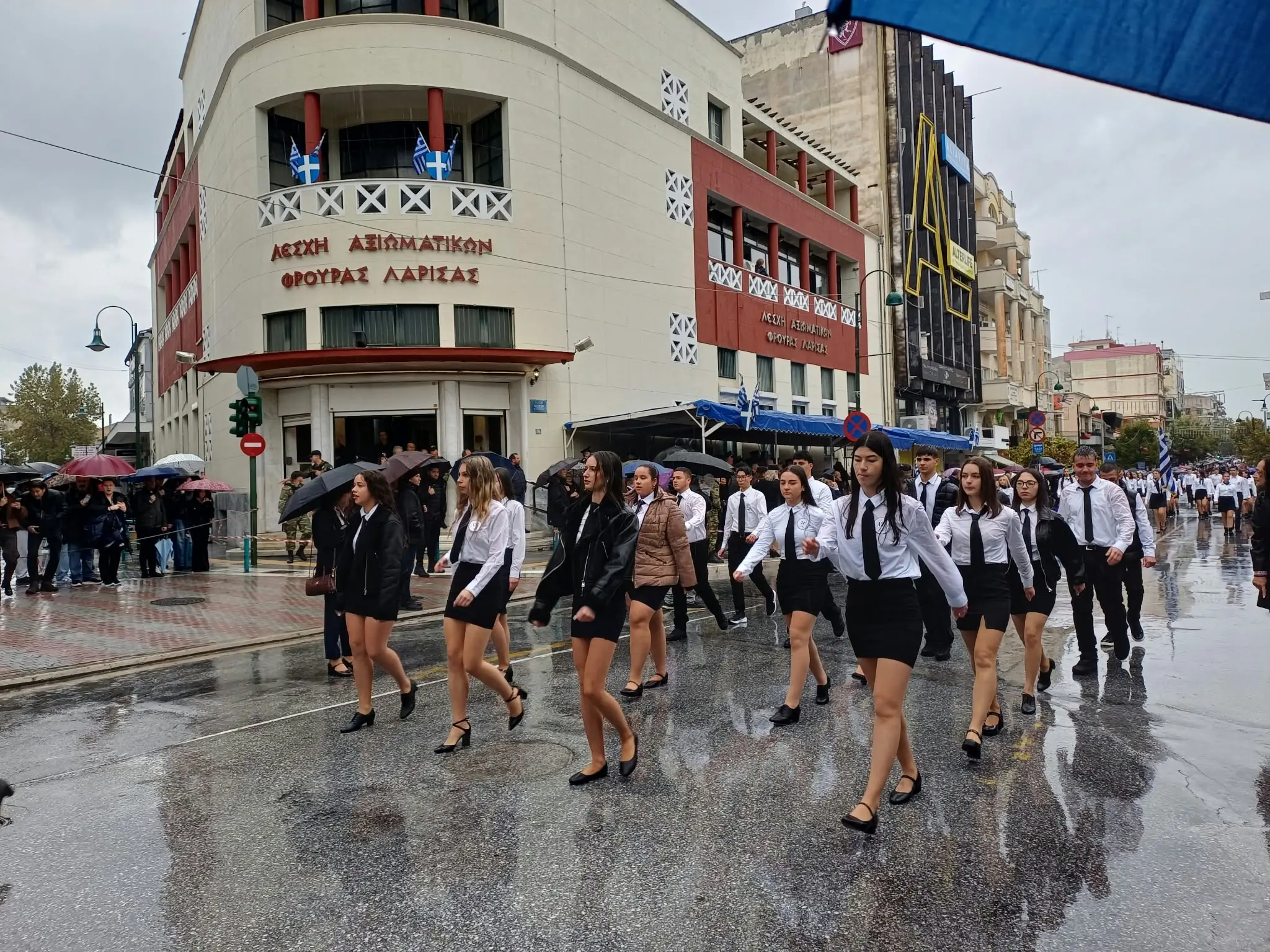 Μεγαλειώδης η μαθητική και στρατιωτική παρέλαση της Λάρισας για την 28η Οκτβρίου (φωτογραφίες και βίντεο)!