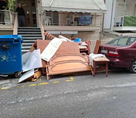 Πρόστιμο 3.000 ευρώ σε δημότη που πέταξε… το νοικοκυριό του στον δρόμο – ΦΩΤΟ