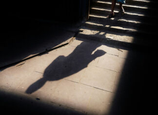 Λάρισα: Μητέρα, πρώην σύζυγος και 50χρονος στο εδώλιο για τα εγκαύματα στα δύο ανήλικα αδέλφια