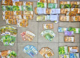 Δείτε φωτογραφίες: Όπλο μεταξύ των όσων εντόπισε η αστυνομία στη σπείρα με τα κρυπτονομίσματα που δρούσε στη Λάρισα