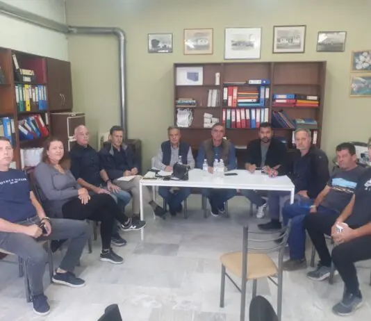 Αυτοψίες σε καλλιεργητικές περιοχές της Λάρισας για την παραμόρφωση καρπών και τις ξερές βέργες (φώτο)