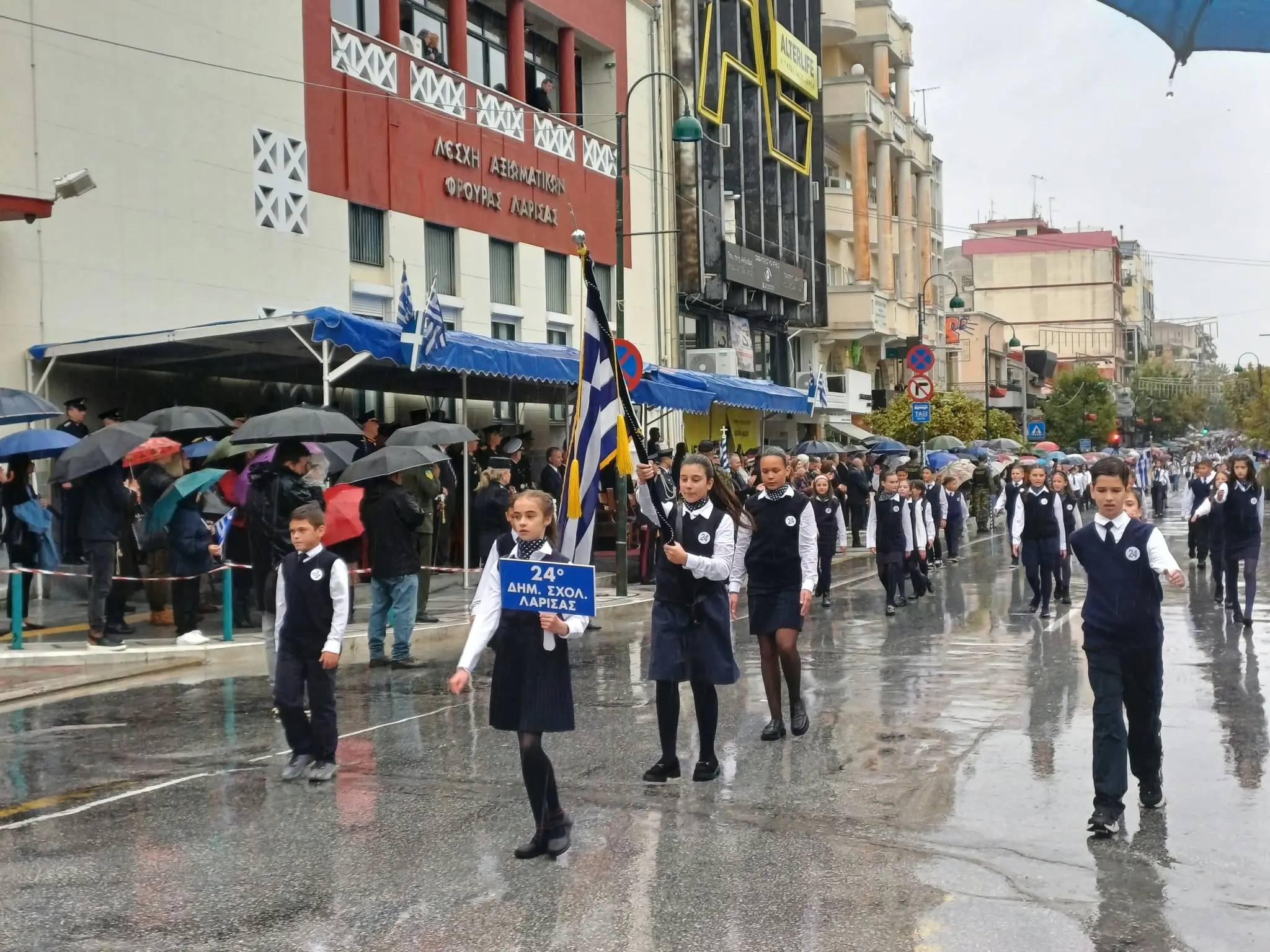 Μεγαλειώδης η μαθητική και στρατιωτική παρέλαση της Λάρισας για την 28η Οκτβρίου (φωτογραφίες και βίντεο)!