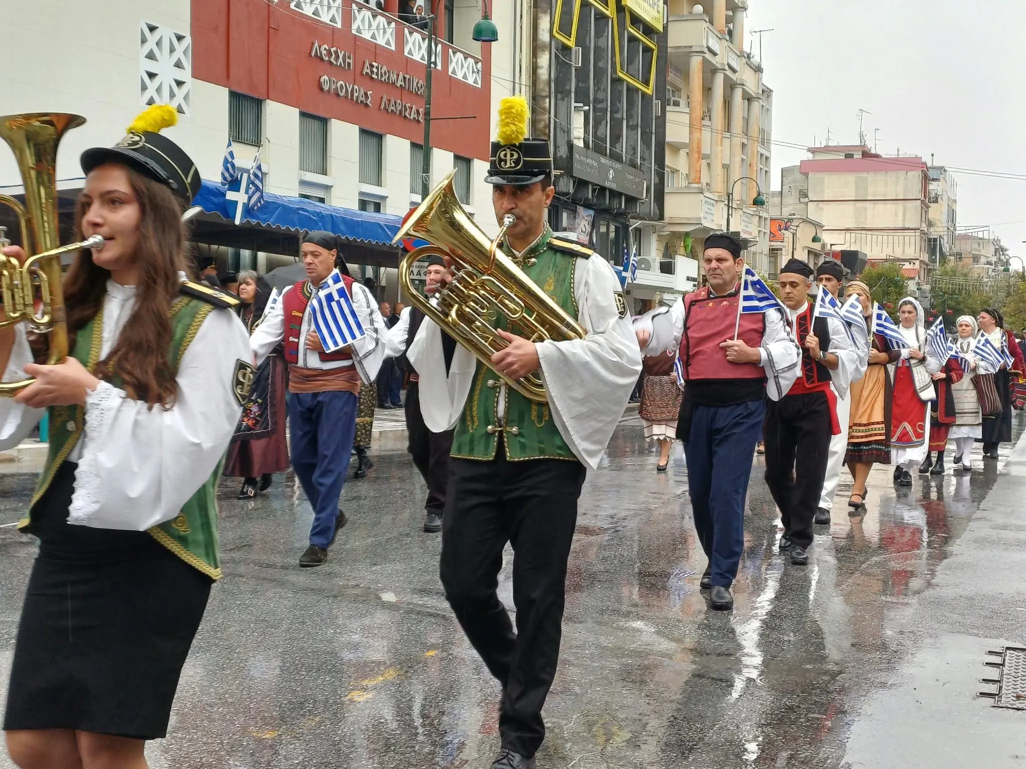 Μεγαλειώδης η μαθητική και στρατιωτική παρέλαση της Λάρισας για την 28η Οκτβρίου (φωτογραφίες και βίντεο)!