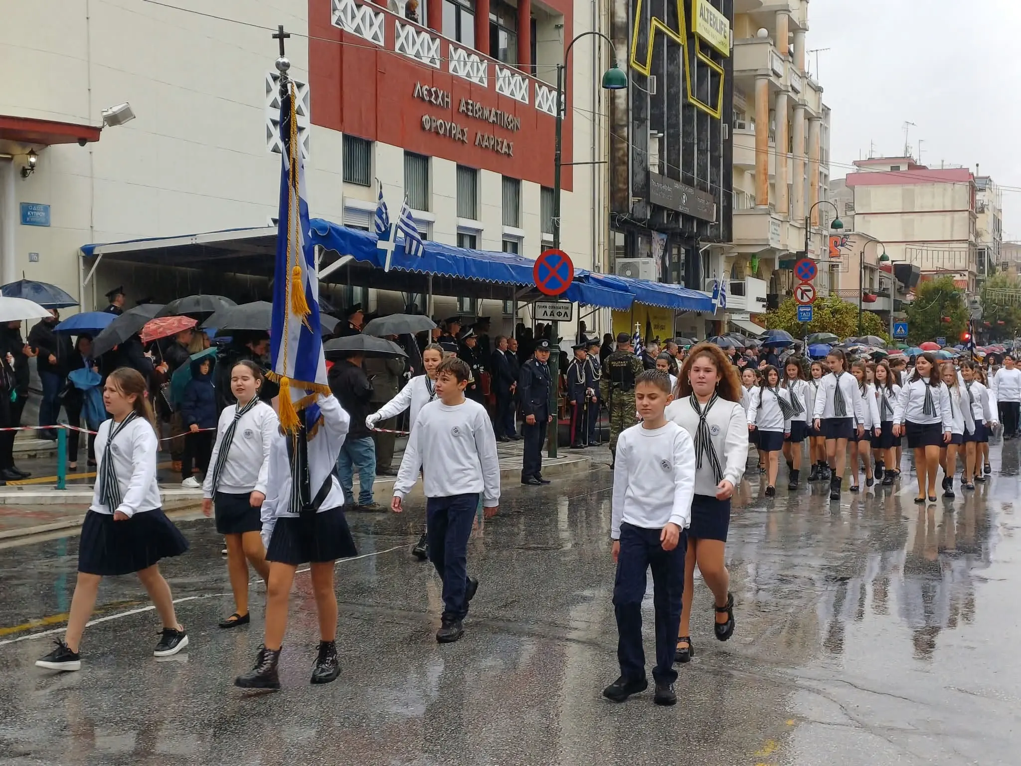Μεγαλειώδης η μαθητική και στρατιωτική παρέλαση της Λάρισας για την 28η Οκτβρίου (φωτογραφίες και βίντεο)!