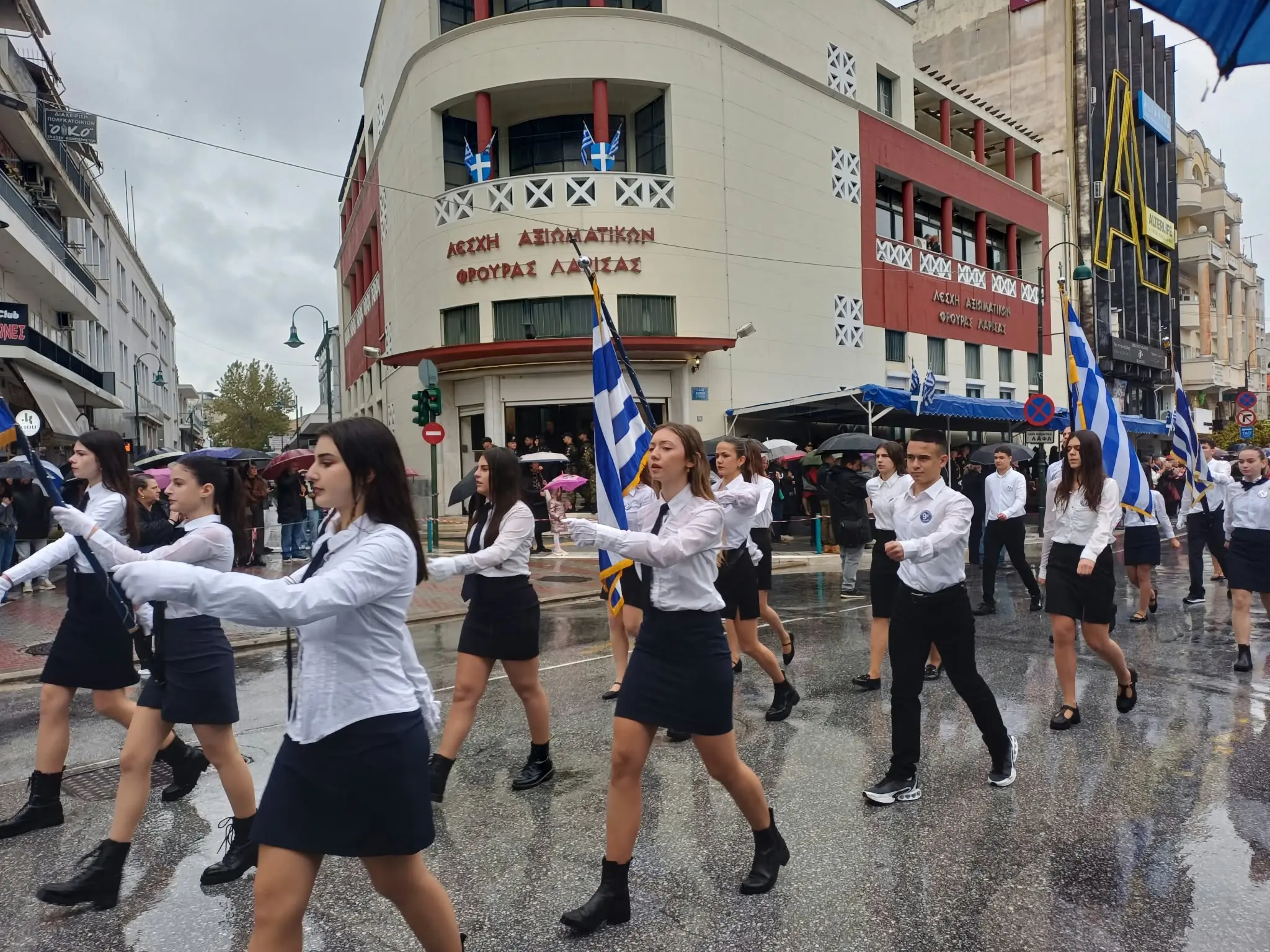 Μεγαλειώδης η μαθητική και στρατιωτική παρέλαση της Λάρισας για την 28η Οκτβρίου (φωτογραφίες και βίντεο)!