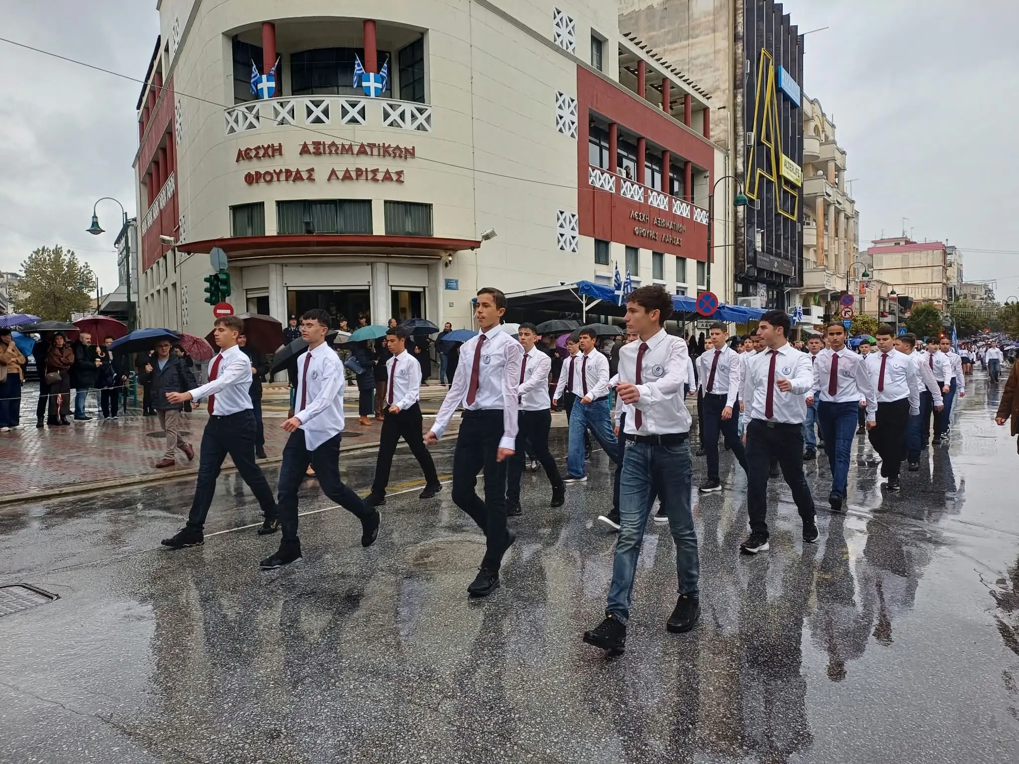 Μεγαλειώδης η μαθητική και στρατιωτική παρέλαση της Λάρισας για την 28η Οκτβρίου (φωτογραφίες και βίντεο)!