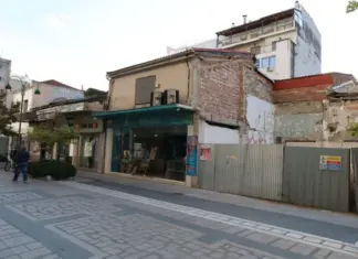 Λάρισα: Κατεδαφίζουν και άλλα κτίρια απέναντι από το Αρχαίο Θέατρο – Παραδόθηκαν 4 κλειδιά
