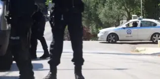 Τόξο και βέλη βρήκε η αστυνομία σε αυτοκίνητο Τυρναβίτη – Χειροπέδες στο νεαρό