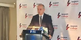 Ο Χρήστος Καπετάνος στο συνέδριο του Aegean College στην Αθήνα για την Τεχνητή νοημοσύνη: «Οι μηχανές μπορεί να γίνουν εξυπνότερες. Εμείς δεν πρέπει να γίνουμε λιγότερο άνθρωποι»
