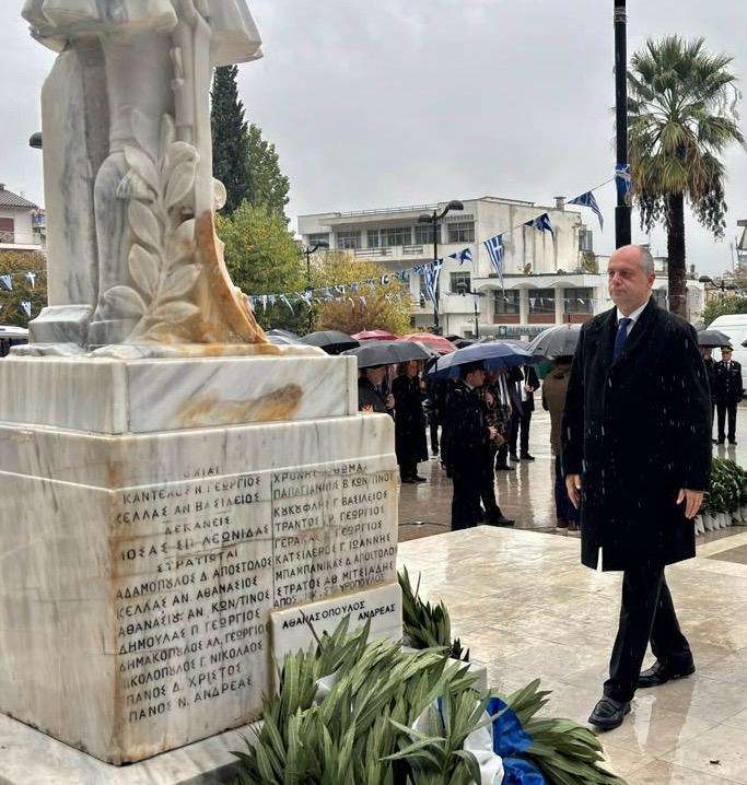 Χρήστος Καπετάνος από τα Φάρσαλα: «Το έπος του 40 είναι πυξίδα για το σήμερα. Η Ελλάδα θέλει σχέσεις καλής γειτονίας, αλλά δεν συγχέει τον διάλογο με την υποχώρηση ούτε την ειρήνη με την αδυναμία»
