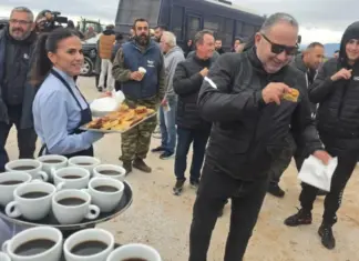 Λάρισα: Καφές, πίτες και γλυκά στους αγρότες που περίμεναν τον Μητσοτάκη