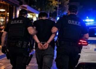 O 21χρονος, αφού μαχαίρωσε τον υπεύθυνο του μπαρ στο Φρούριο επιτέθηκε με κλωτσιές στους αστυνομικούς που τον συνέλαβαν