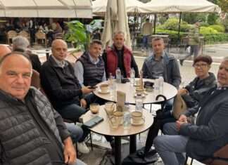 Με εκλεκτή παρέα για καφέ με συνεργάτες του στη Λάρισα ο Χρ.Καπετάνος – ΦΩΤΟ