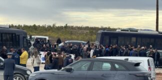 “Αγριεμένη” υποδοχή επιφύλαξαν οι αγρότες στον Μητσοτάκη στην Λάρισα – Τους συνάντησε τελικά, τι τους είπε / ΦΩΤΟ