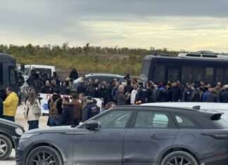 “Αγριεμένη” υποδοχή επιφύλαξαν οι αγρότες στον Μητσοτάκη στην Λάρισα – Τους συνάντησε τελικά, τι τους είπε / ΦΩΤΟ