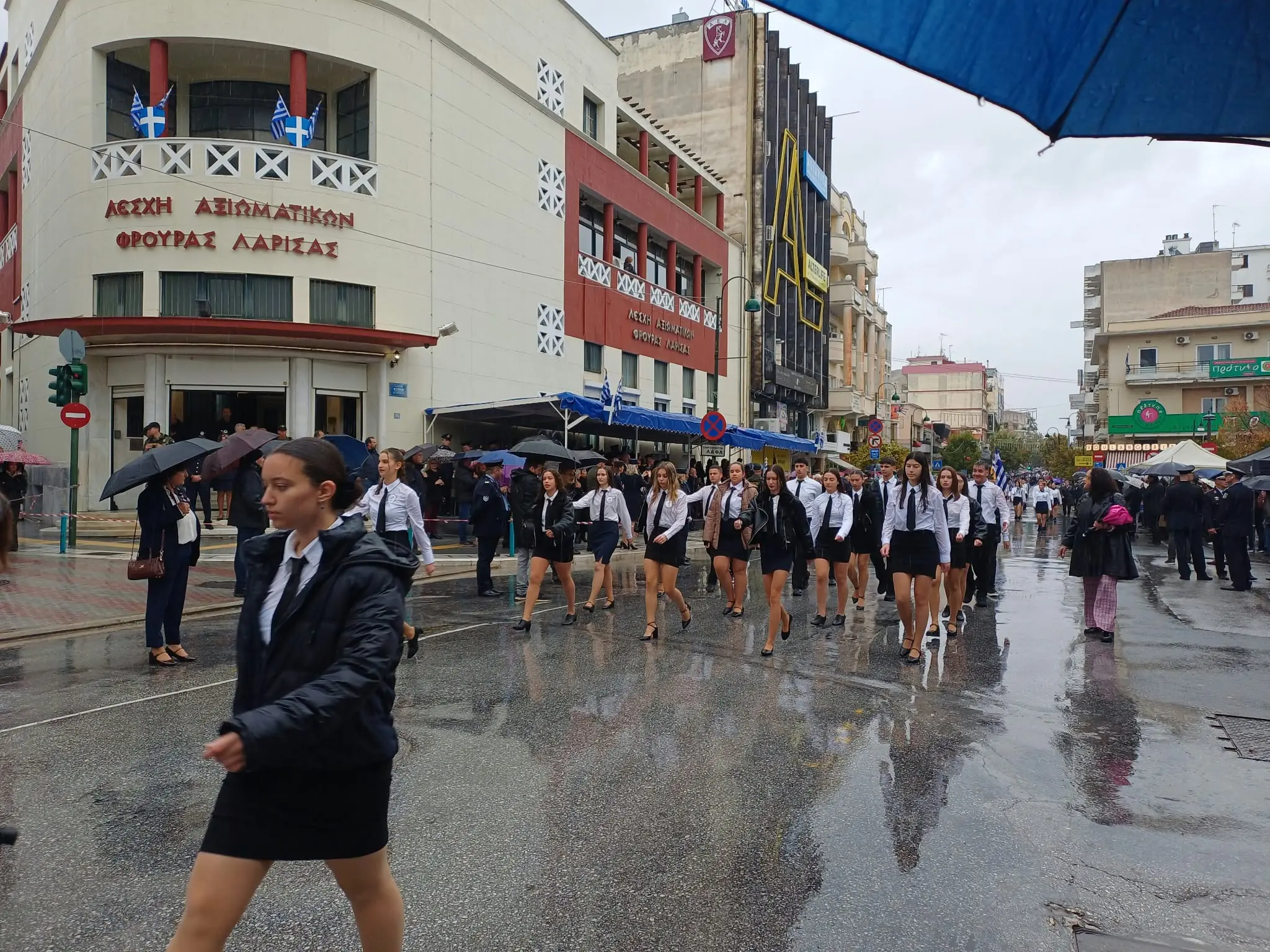 Μεγαλειώδης η μαθητική και στρατιωτική παρέλαση της Λάρισας για την 28η Οκτβρίου (φωτογραφίες και βίντεο)!