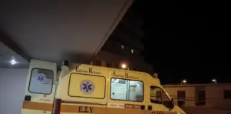 Οδηγός μηχανής εγκατέλειψε τη συνεπιβάτιδά του σοβαρά τραυματισμένη και εξαφανίστηκε