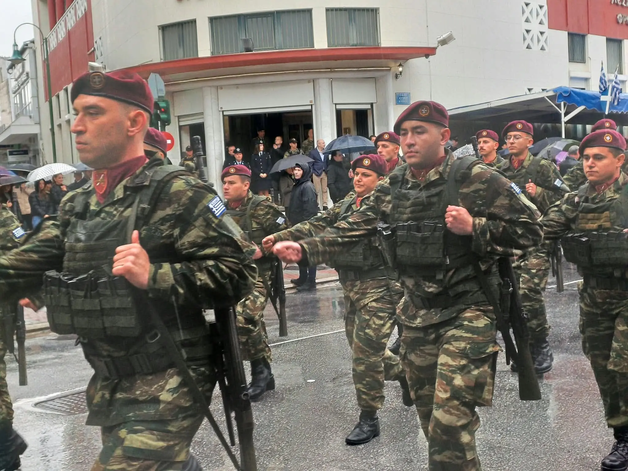 Μεγαλειώδης η μαθητική και στρατιωτική παρέλαση της Λάρισας για την 28η Οκτβρίου (φωτογραφίες και βίντεο)!