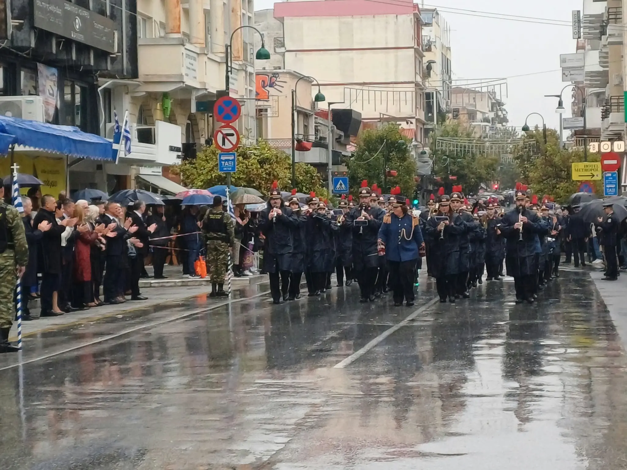 Μεγαλειώδης η μαθητική και στρατιωτική παρέλαση της Λάρισας για την 28η Οκτβρίου (φωτογραφίες και βίντεο)!