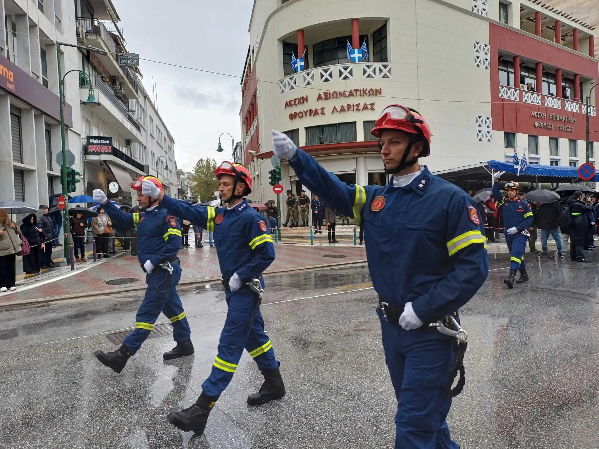 Μεγαλειώδης η μαθητική και στρατιωτική παρέλαση της Λάρισας για την 28η Οκτβρίου (φωτογραφίες και βίντεο)!